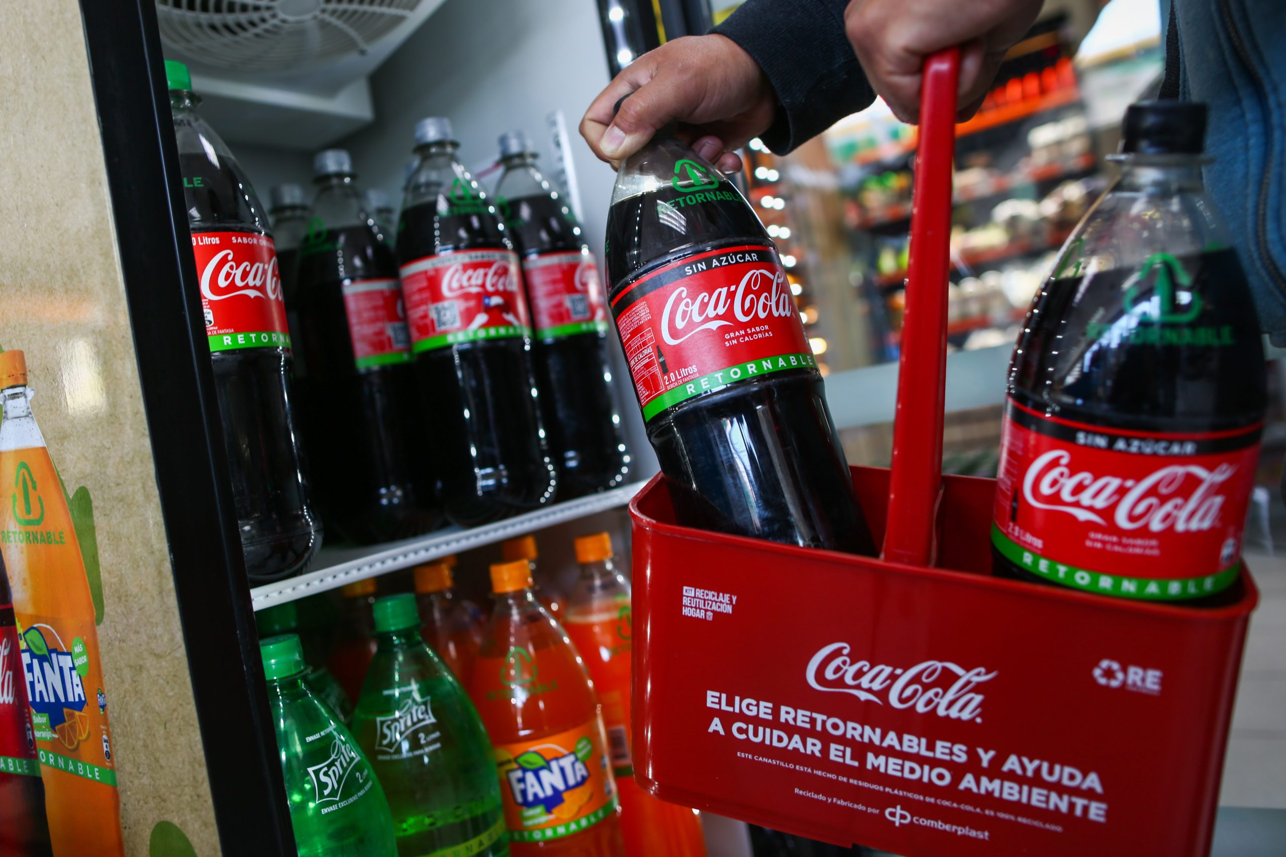 Coca-Cola Chile fomenta uso de retornables con campaña integral en el Día de la Tierra