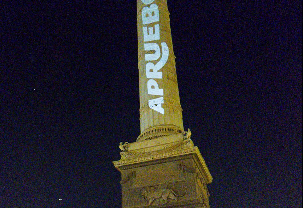 Chilenos en París sorprenden con intervención urbana a favor del apruebo