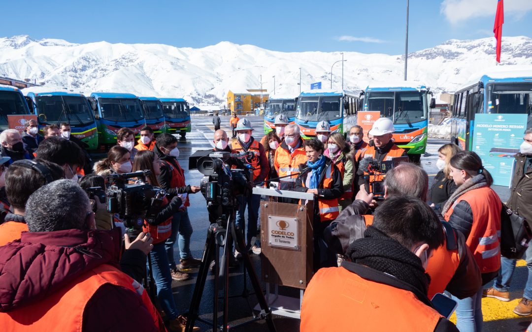Mineros y mineras de Codelco se transportarán en los primeros buses eléctricos hechos en Chile