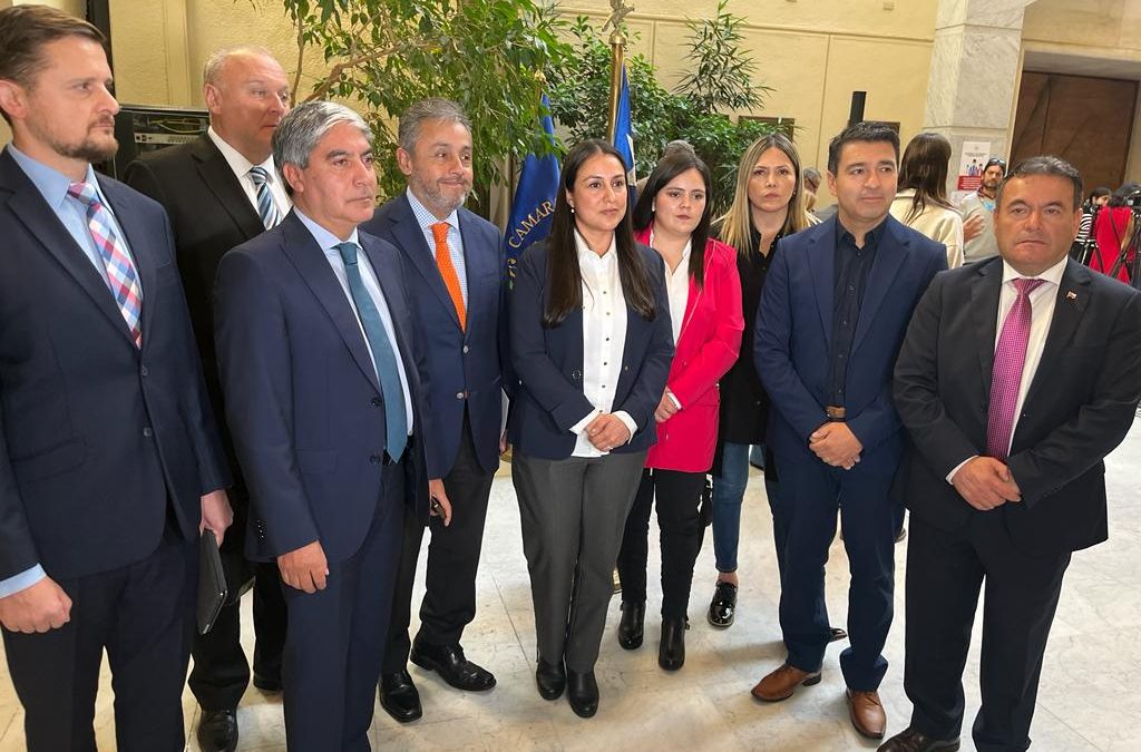 Oposición presenta acusación constitucional en contra del ministro de Educación