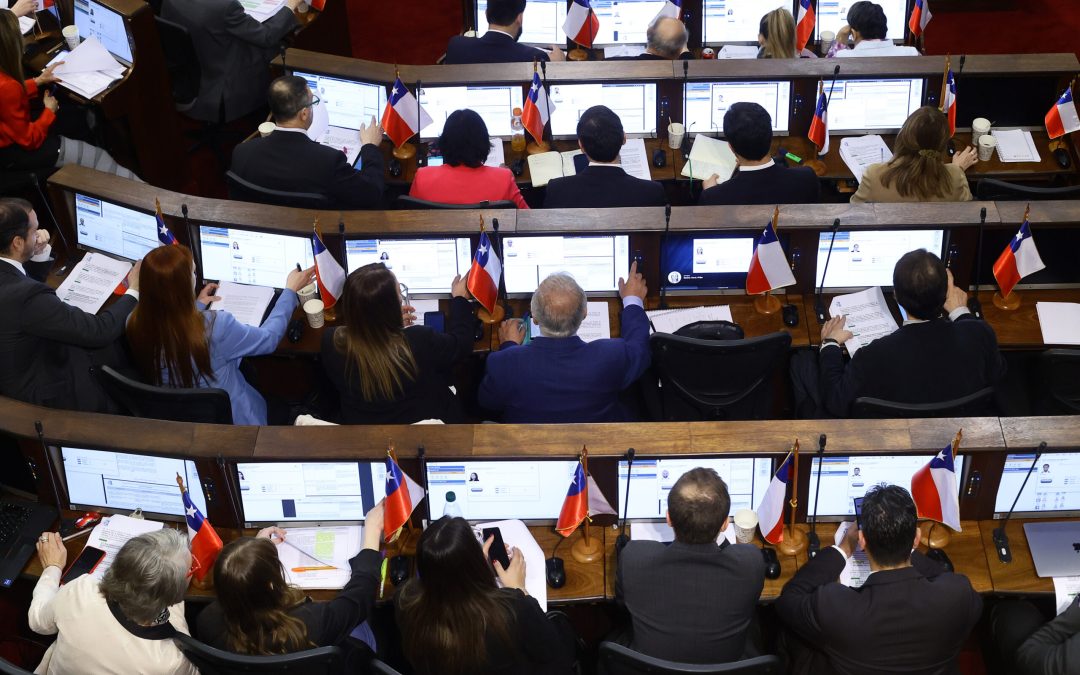 A dos años del plebiscito: Hay más chilenos que están en contra de una nueva Constitución (49%) que a favor (46%)