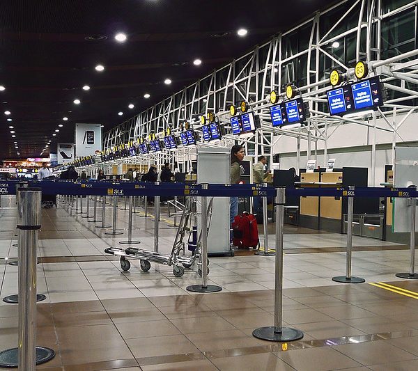 Gobierno activa plan de contingencia en el Aeropuerto de Santiago por Semana Santa: viajarán 262 mil pasajeros