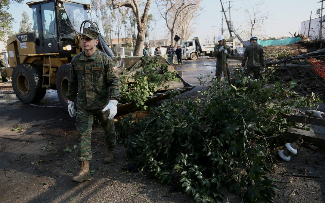 Efectivos del Ejército se despliegan en la RM para apoyar la remoción de árboles caídos por el sistema frontal
