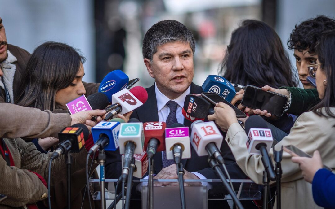 Cadem: 81% cree que Monsalve aprovechó su posición de poder en su propio beneficio y 68% que ha sido tratado de manera privilegiada