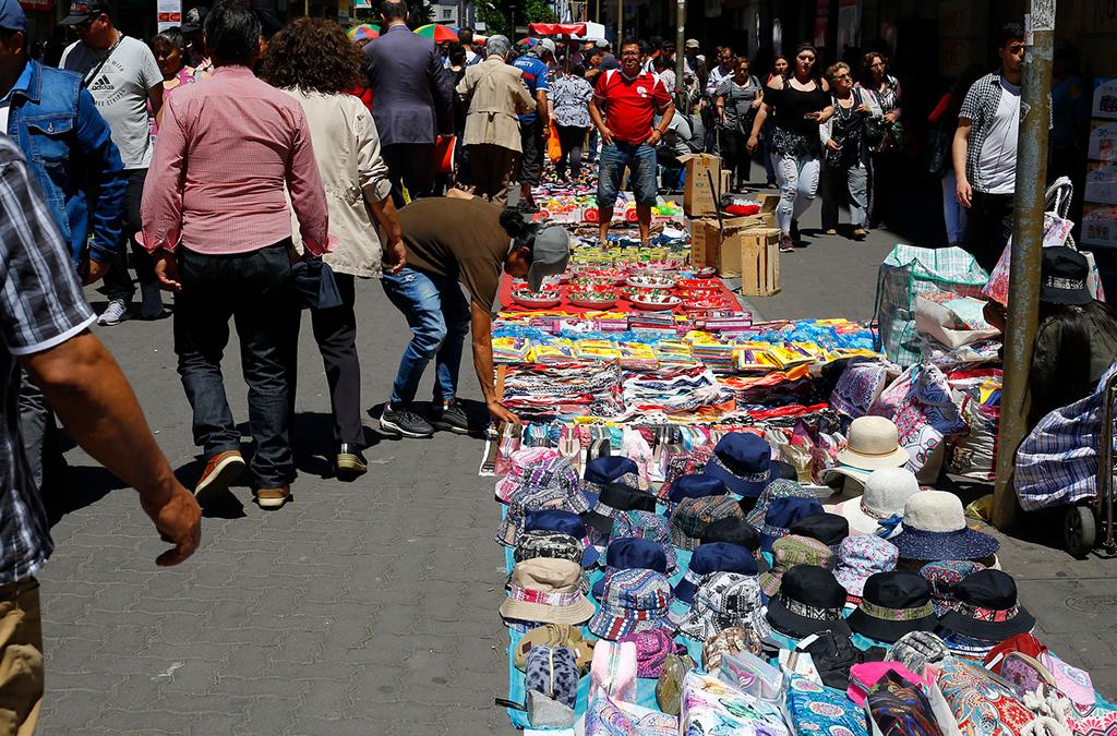 Investigación Uchile revela aumento del 133% en comercio callejero postpandemia y precarización laboral