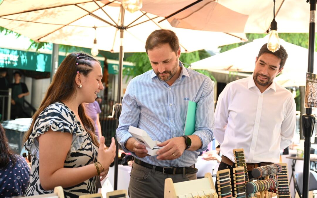 Alcalde Jaime Bellolio lanza ruta de ferias navideñas y hace un llamado a comprar en el comercio local
