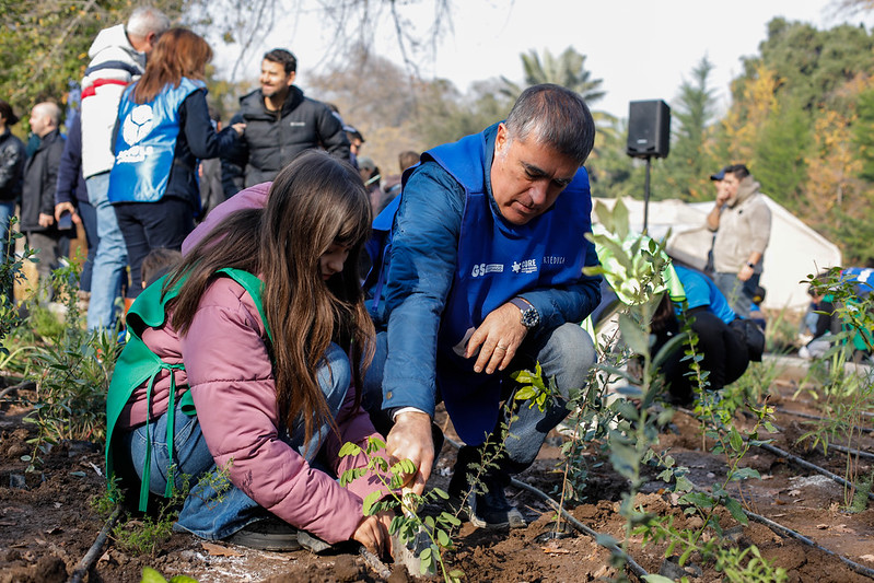 Gobierno de Santiago y Municipalidad de Santiago realizaron plantación de un nuevo Bosque de Bolsillo en Parque O’Higgins