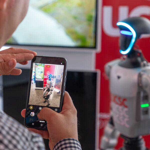 Conoce al robot humanoide más famoso de Chile