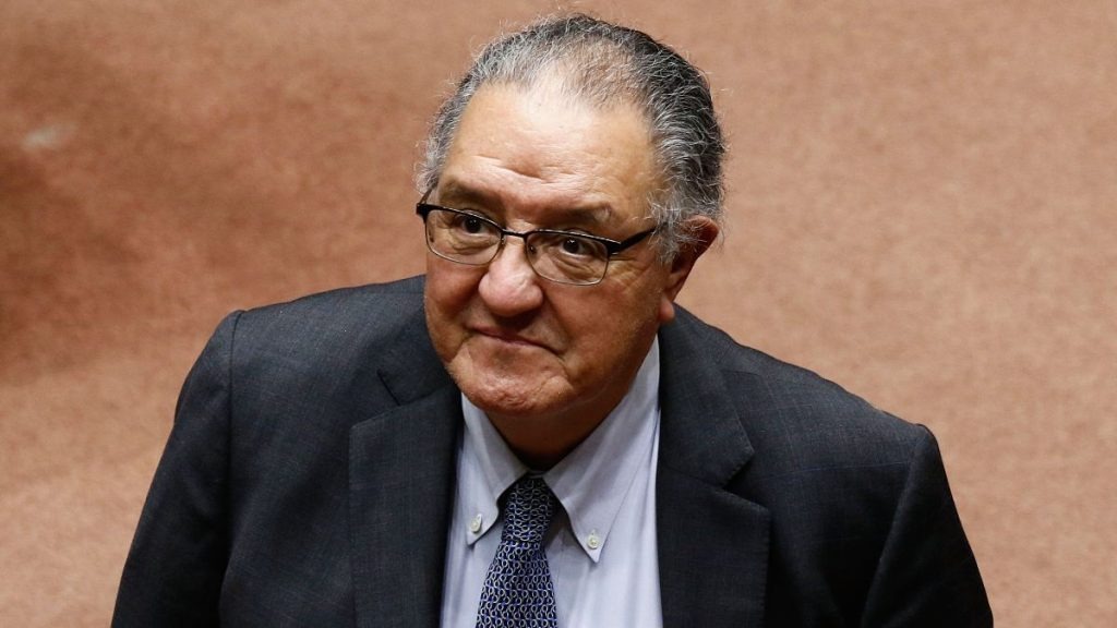 Senador Huenchumilla renuncia a presidencia de la DC