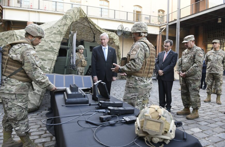 Presidente de la República visita el Edificio Ejército Bicentenario