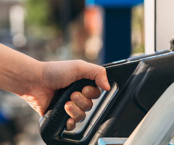 Alza histórica de combustibles: Hacienda anuncia aumento de $370 en bencinas y $580 del diésel