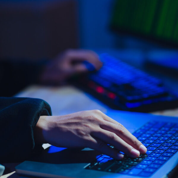 Violencia digital: investigación advierte nuevas formas de daño y desafíos para la regulación