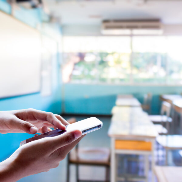 Advierten que el éxito de la prohibición del uso de los celulares radicará en su implementación pedagógica